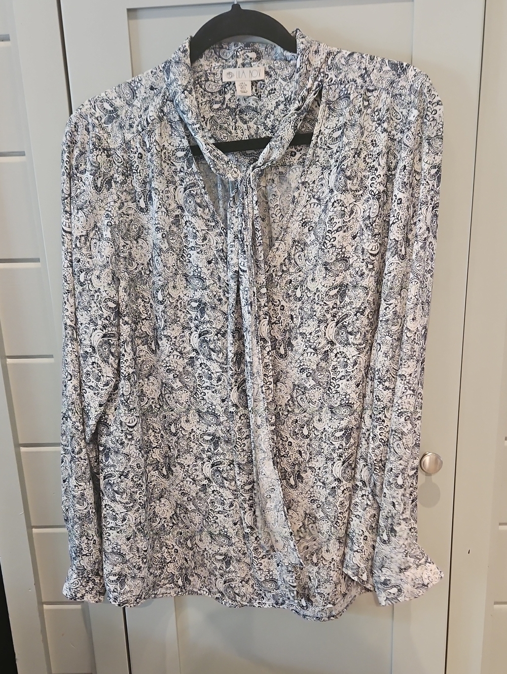 Lila Rose Black and White Paisley Tie-Neck Blouse Sz Largw Ptp22 L27